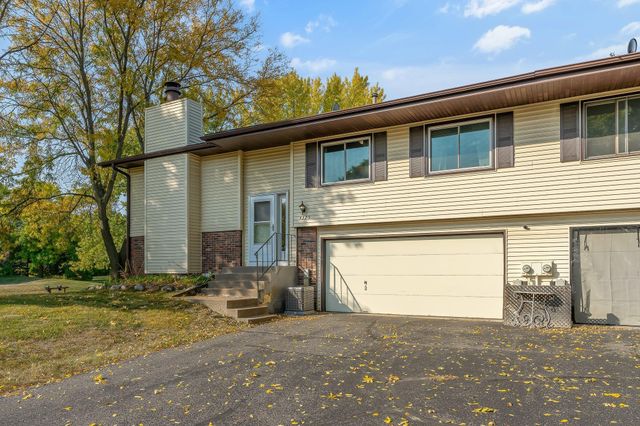 $259,900 | 4325 Evergreen Drive | Vadnais Heights