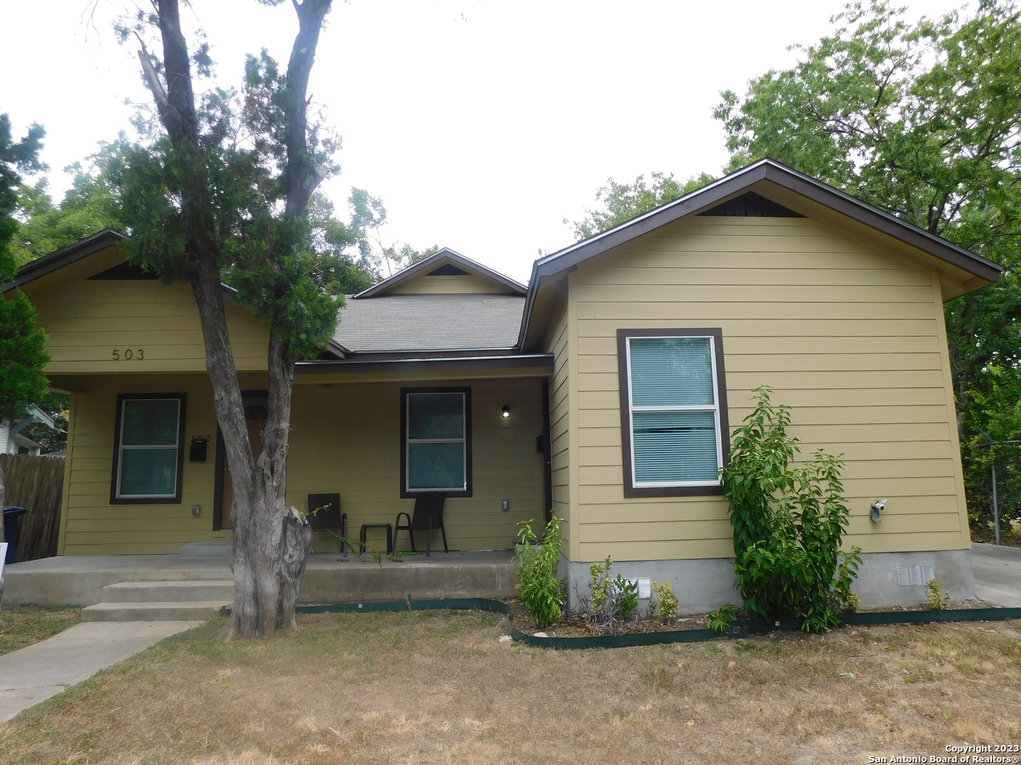 a view of a house with a yard and plants