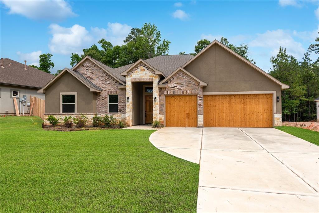 a view of an house with backyard space and garden