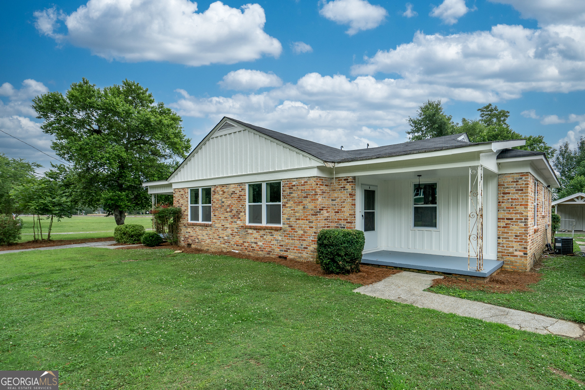 a view of a house with a yard