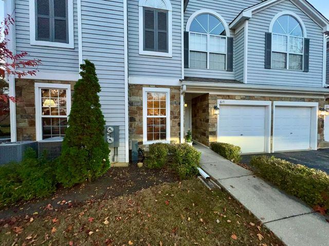 $329,900 | 617 Grosse Pointe Circle | Vernon Hills