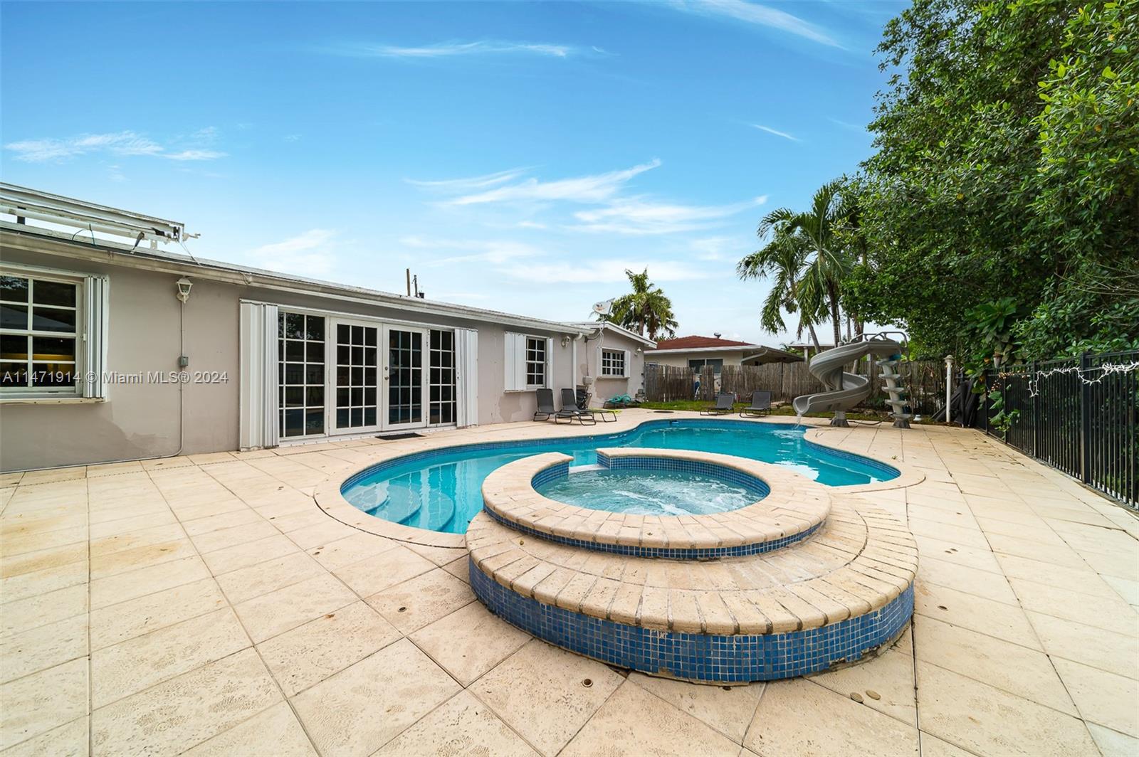 a view of a house with backyard and sitting area