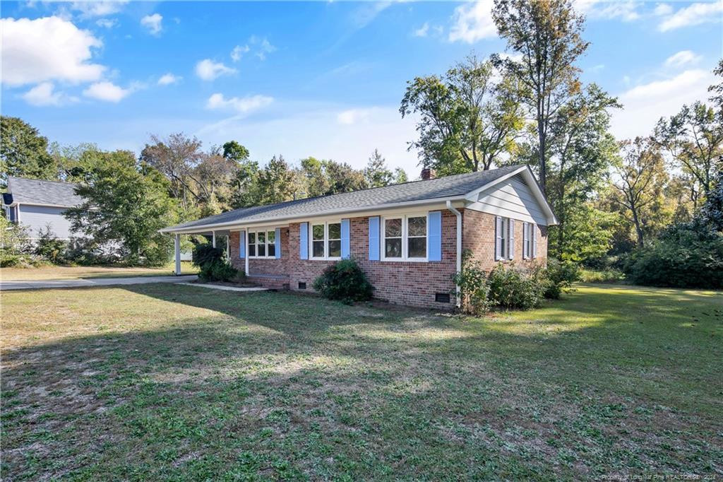 a view of a house with a yard