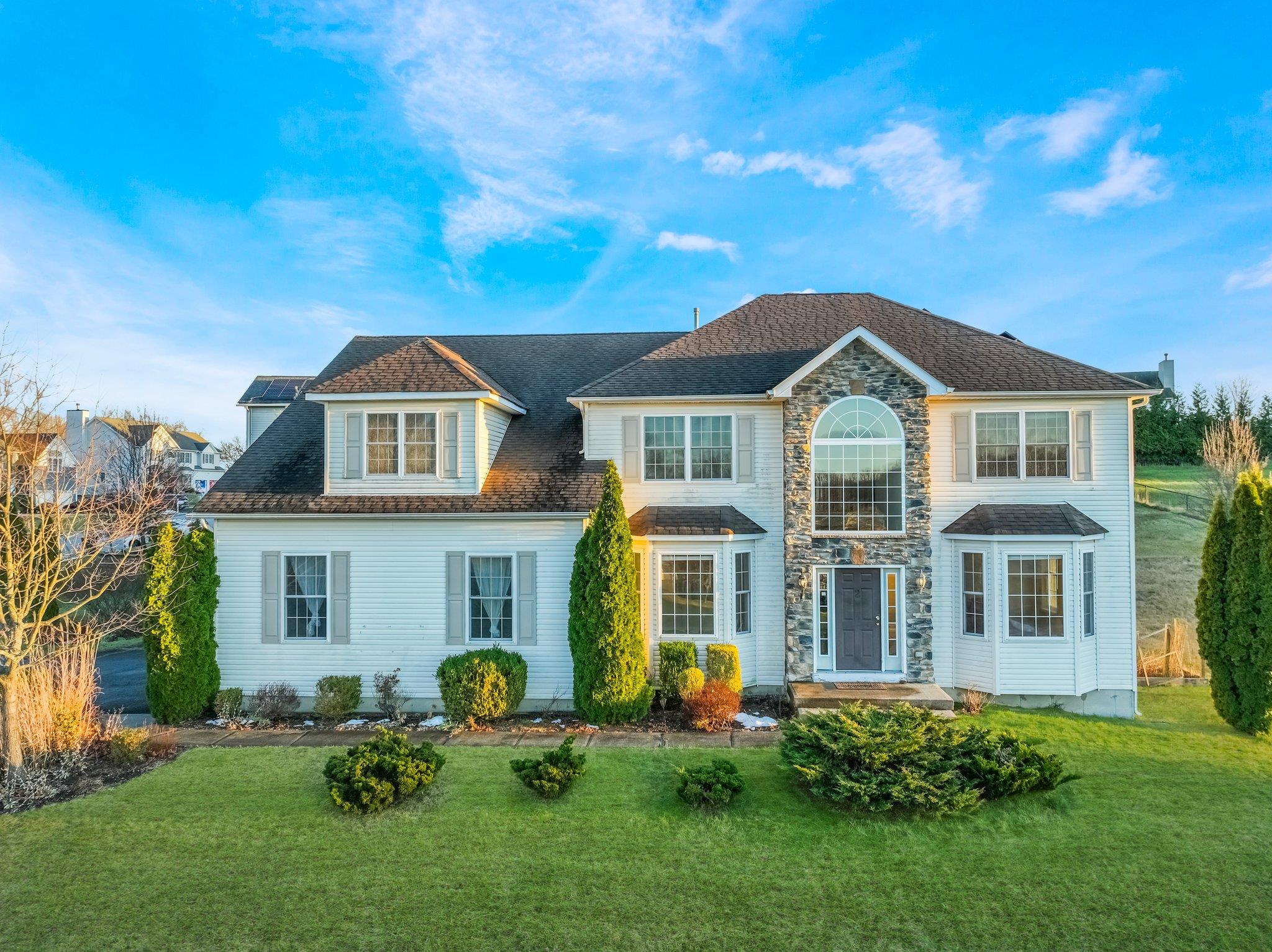 View of front property with a front lawn