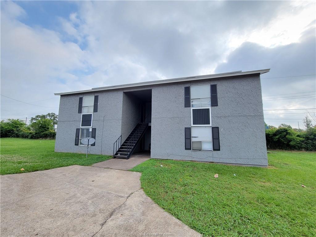 View of front facade with a front lawn