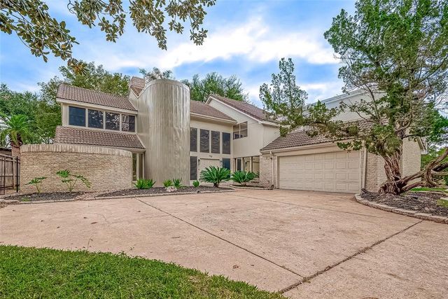 $542,000 | 1703 Overland Pass Drive | Sugar Land