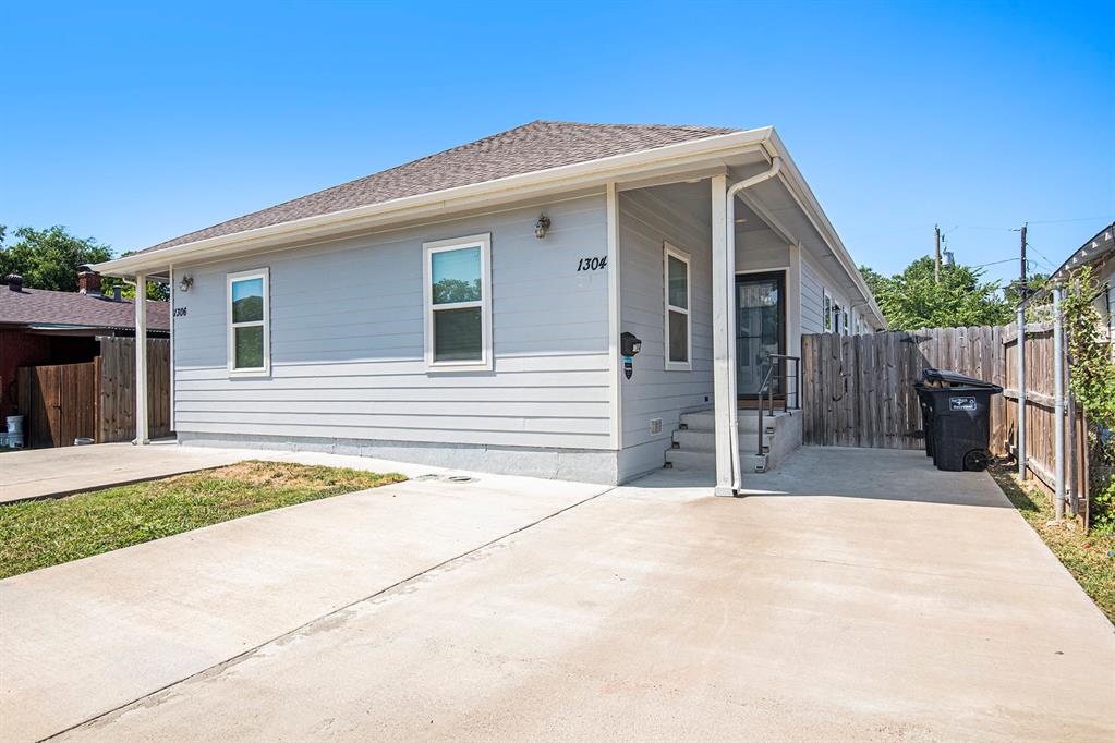 a front view of house with yard