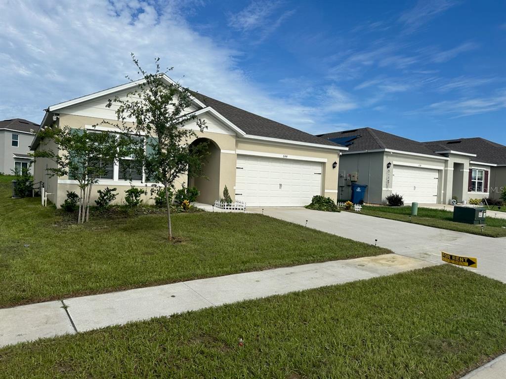 a view of a house with a yard