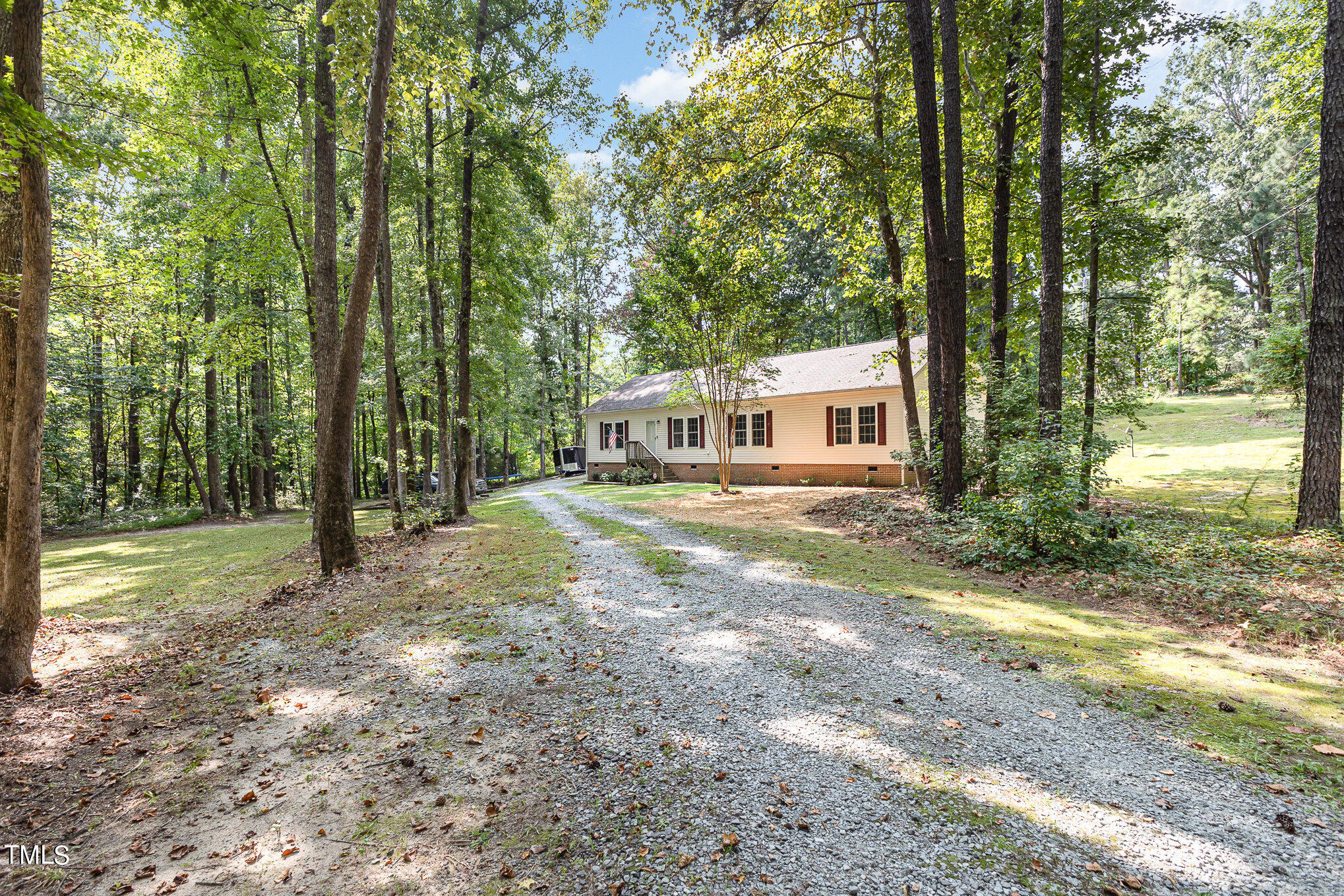 a view of a house with backyard and trees