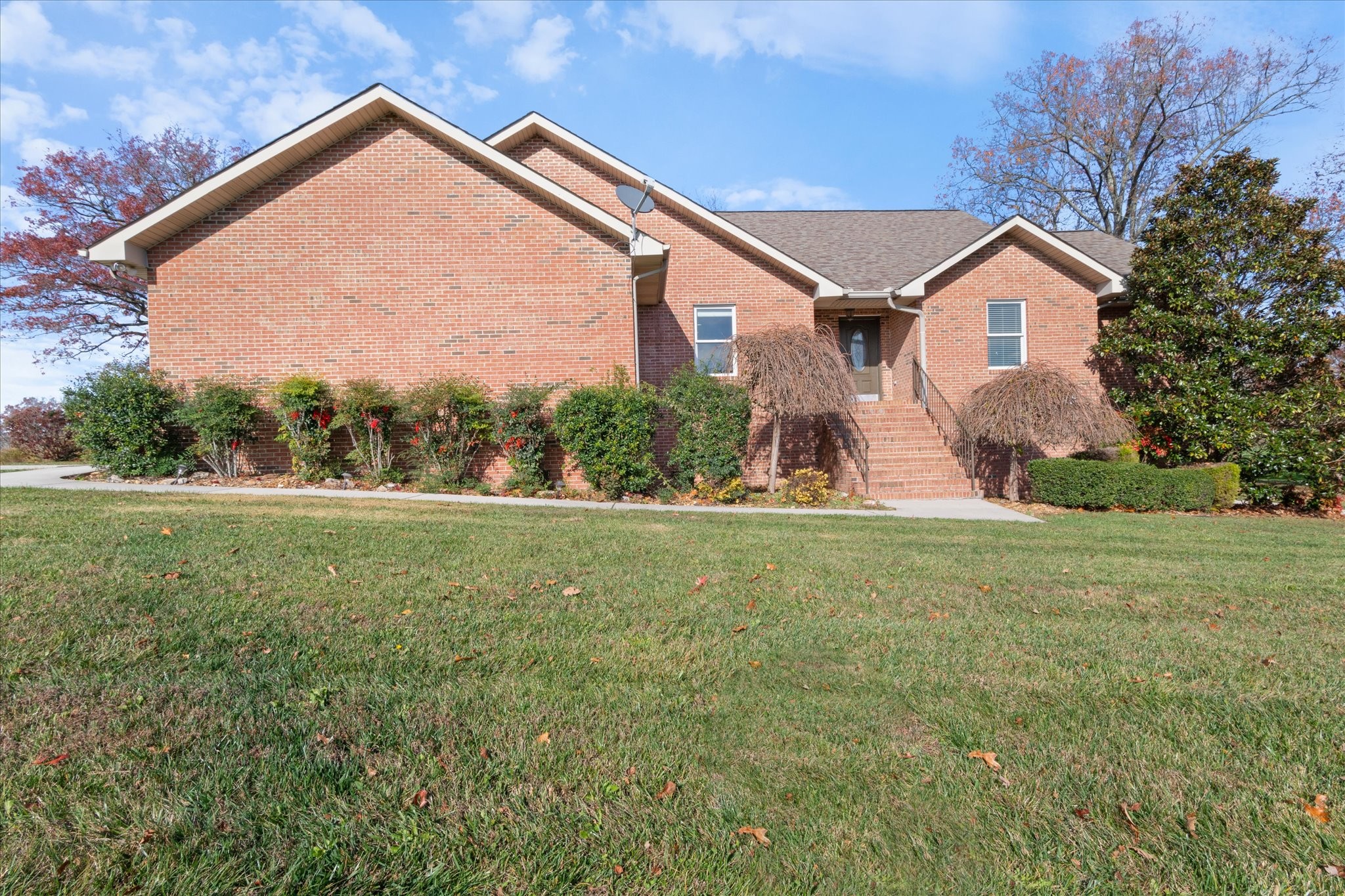 a view of a house with a yard