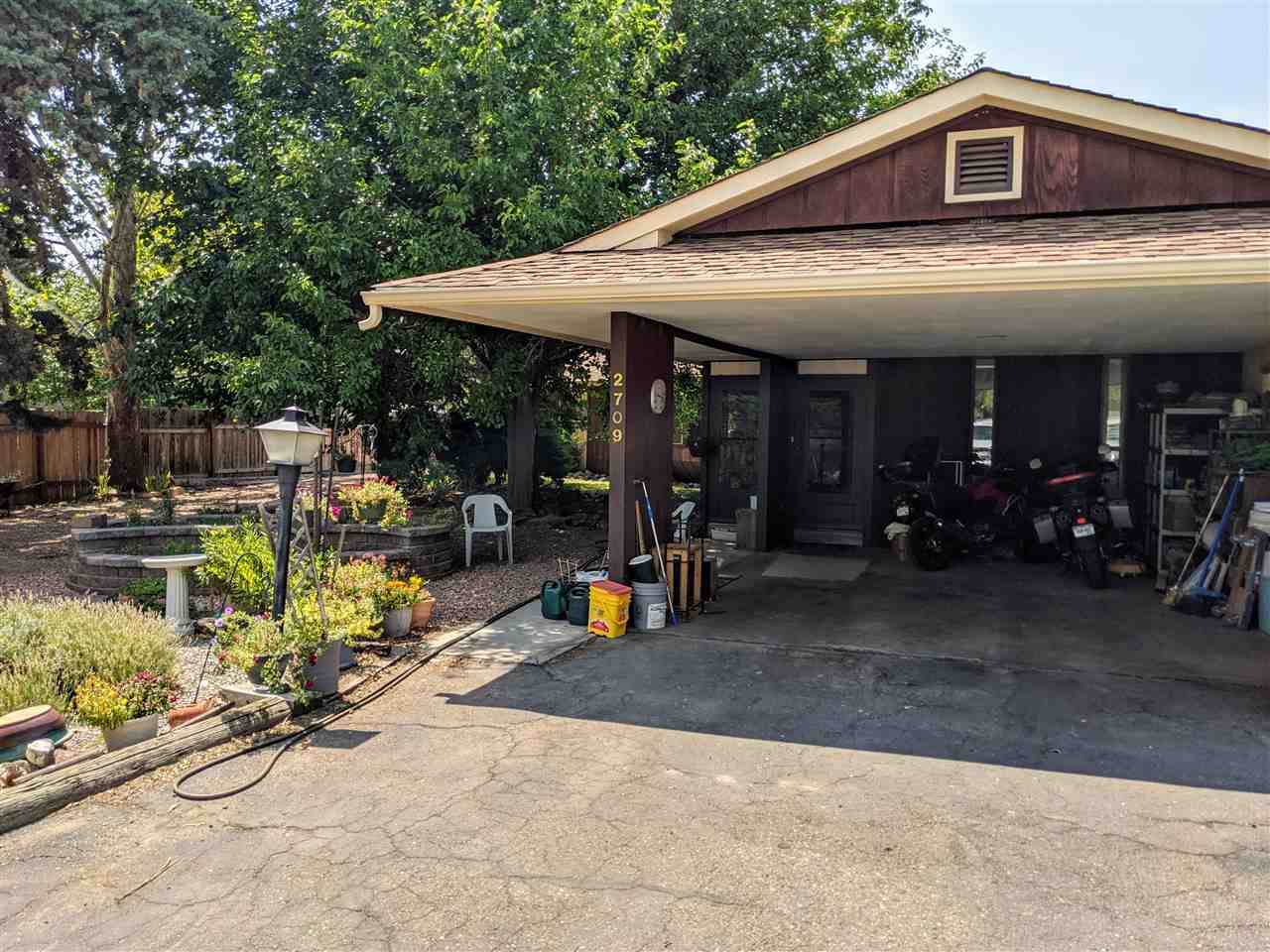 a view of a chairs with garage