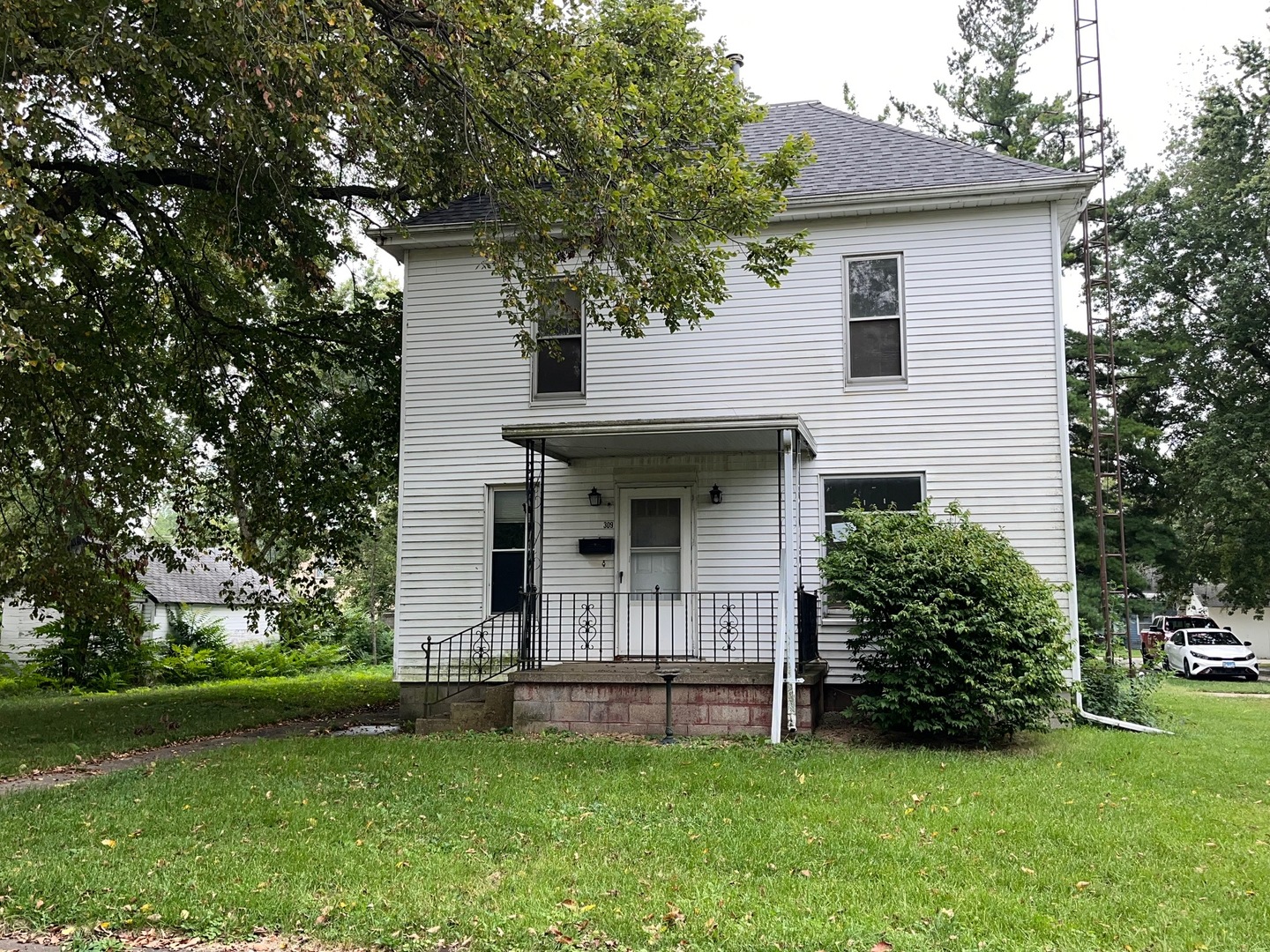 a view of a house with a yard