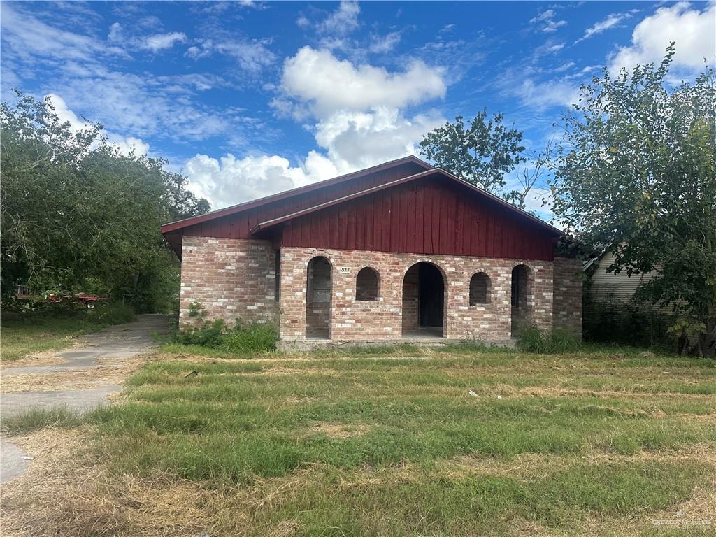 a view of a house with backyard