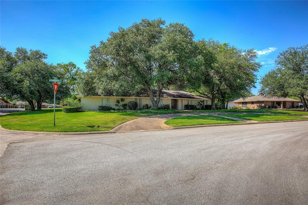 a view of a house with a big yard