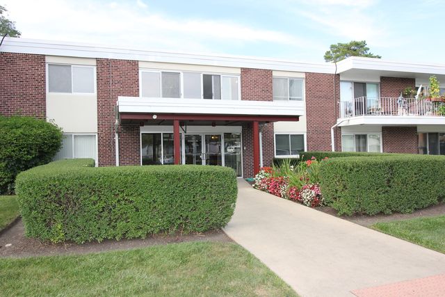 $149,900 | 100 Deborah Lane, Unit 8A | Wheeling