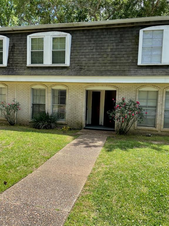 a view of a house with backyard and garden