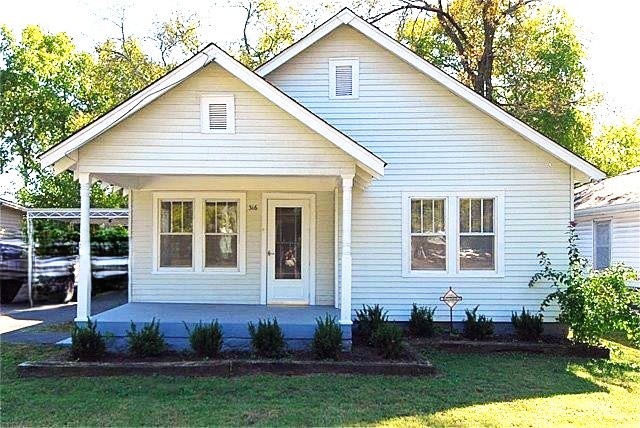 a view of house with a yard