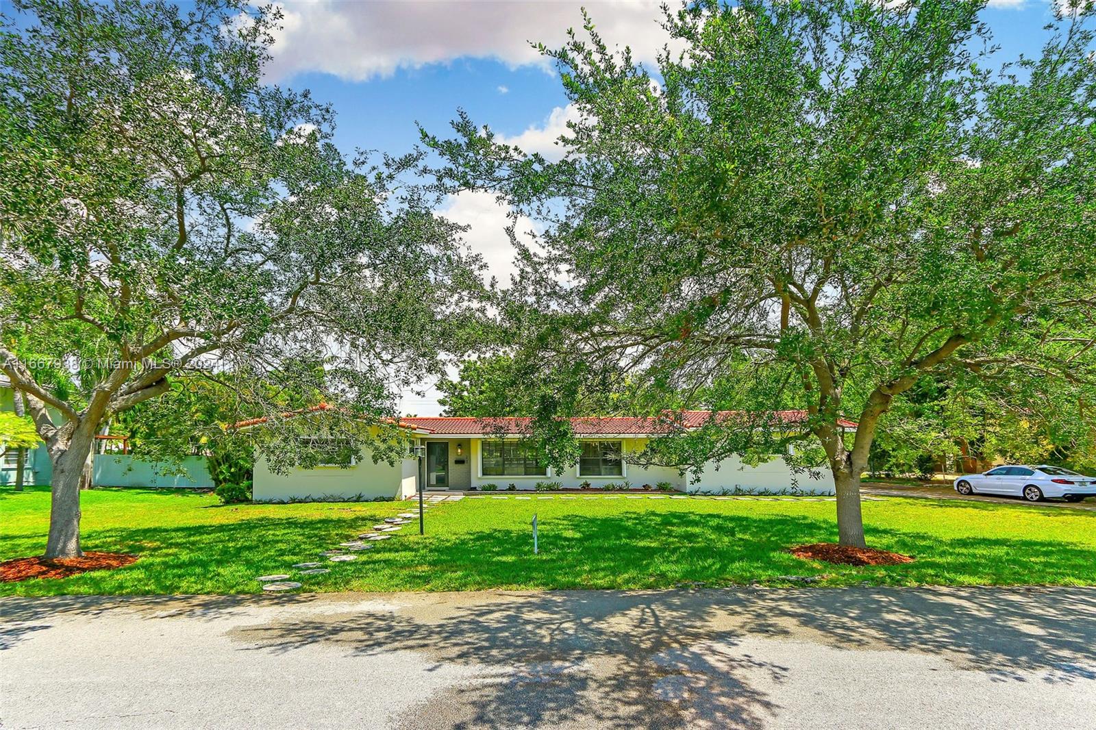 a view of a house with a yard