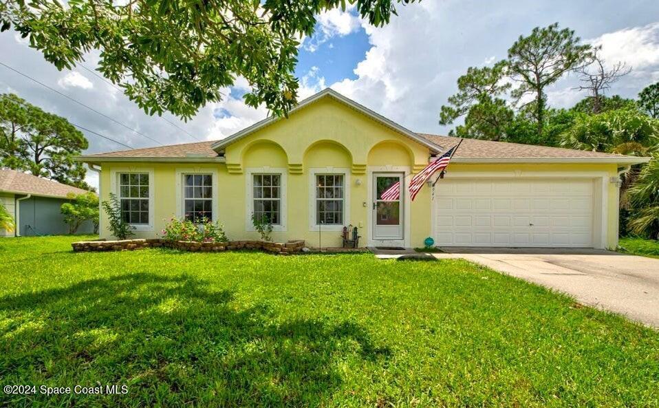 a view of a house with a backyard