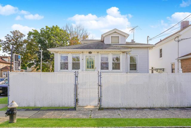 $598,000 | 528 Lincoln Avenue | Midland Beach