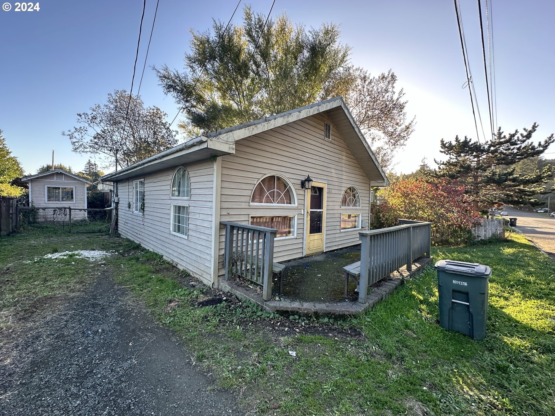 a view of a house with backyard