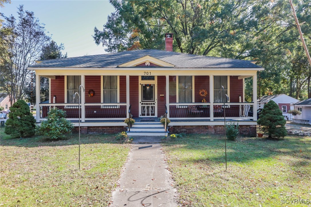 a view of a house with a yard