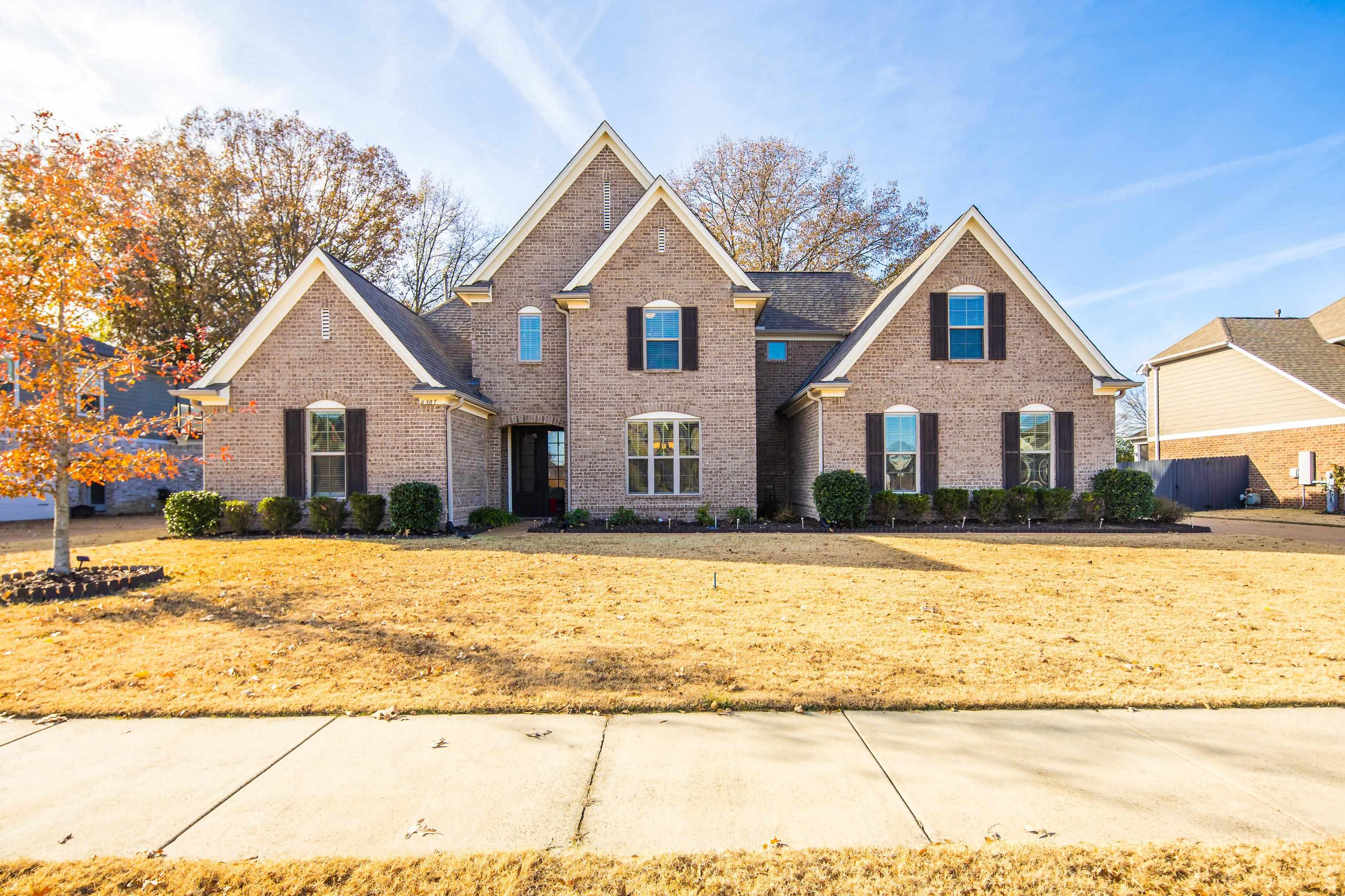 View of front property featuring a front yard