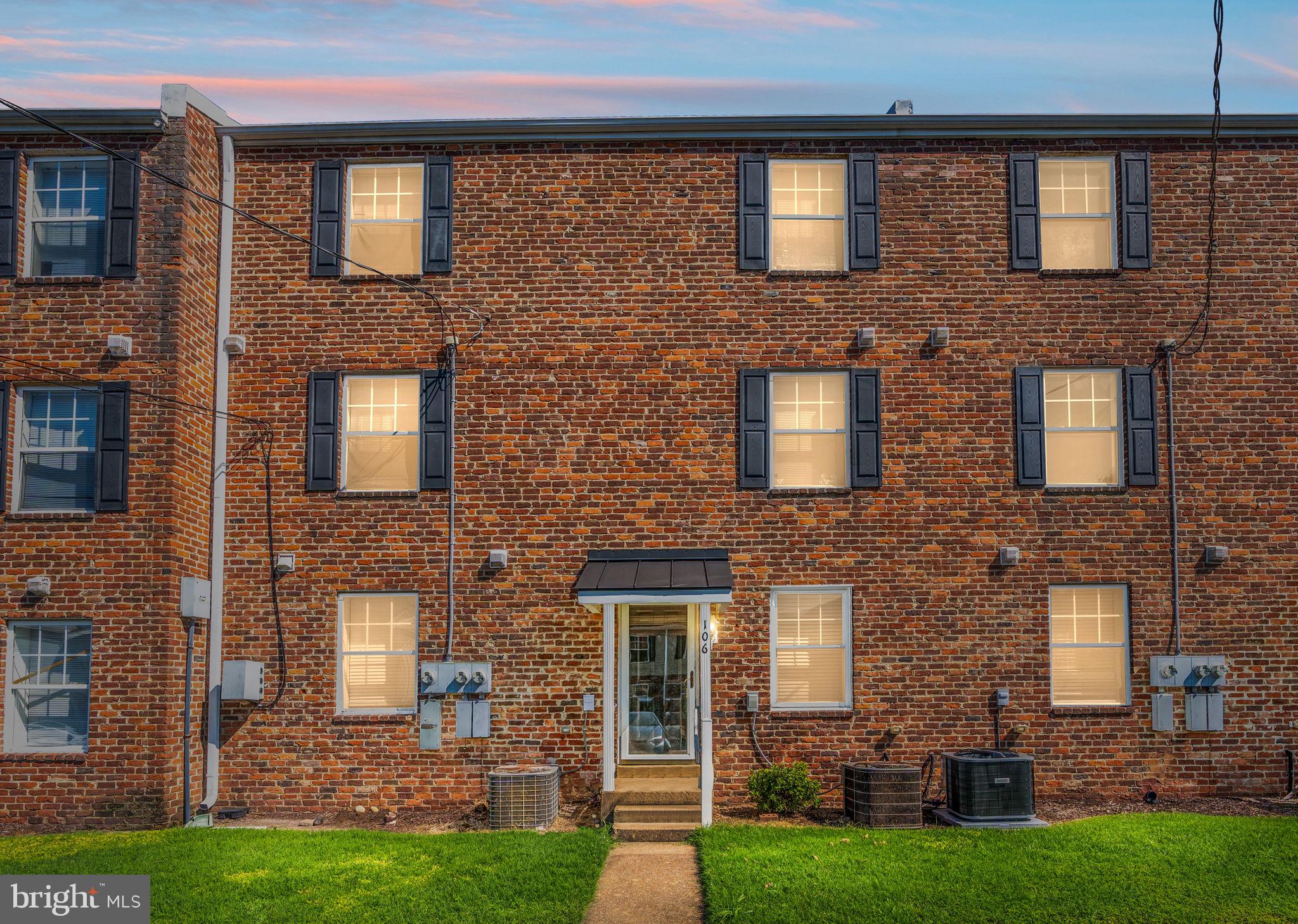 a brick building that has a lots of windows in it