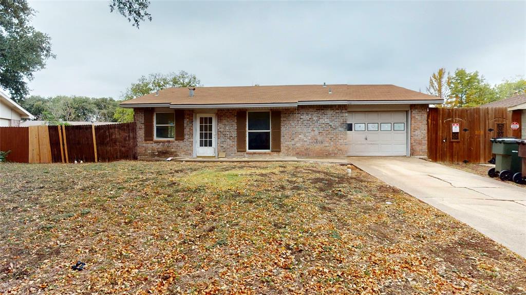 a front view of house with yard