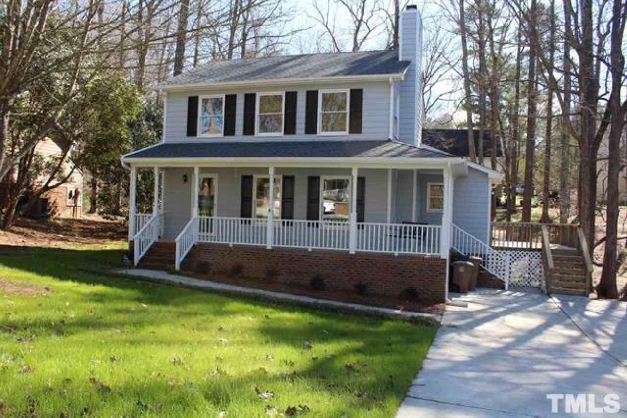 a view of house with a yard