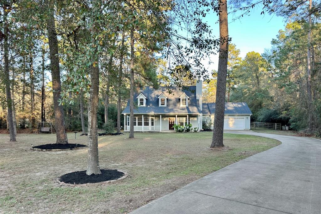 Welcome home to 25110 Lake Park Ct. in Estates of Clear Creek!