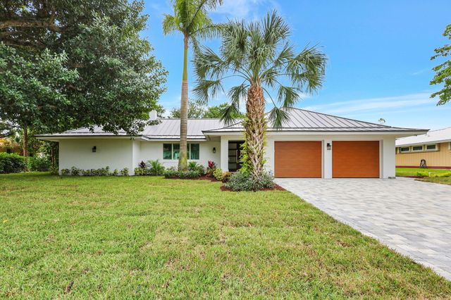 $1,249,000 | 3111 Southeast Fairway West | The Yacht and Country Club