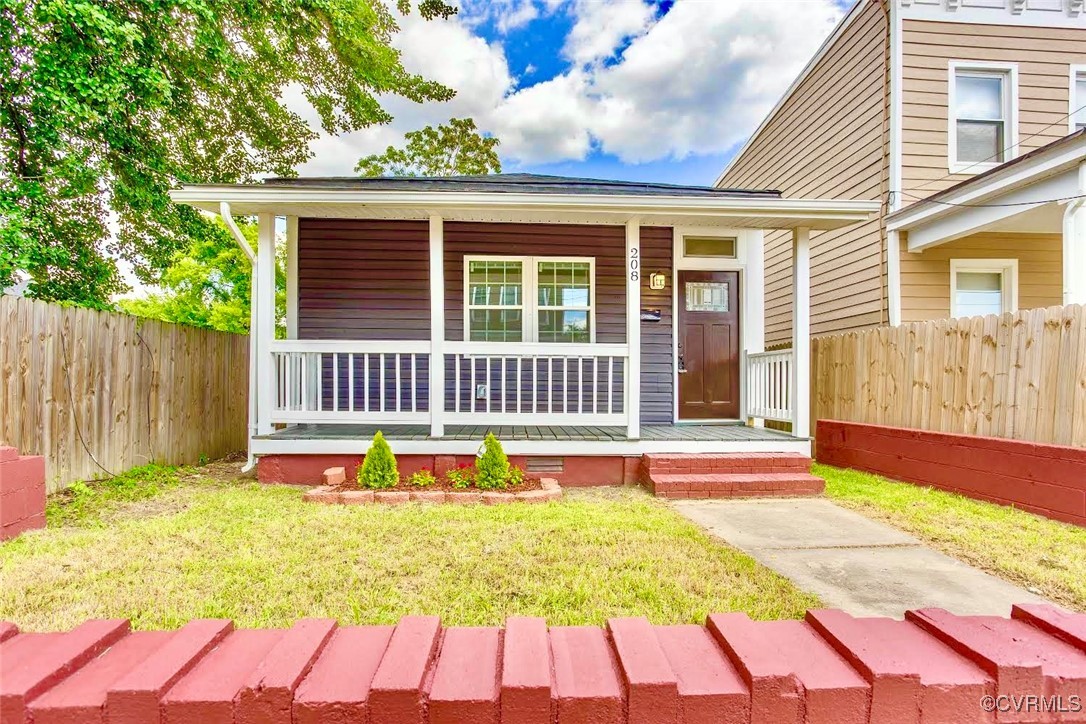 View of front facade featuring a front yard and co