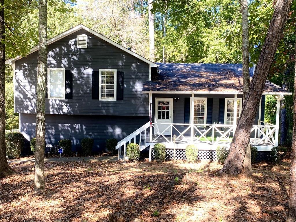 a view of a house with backyard