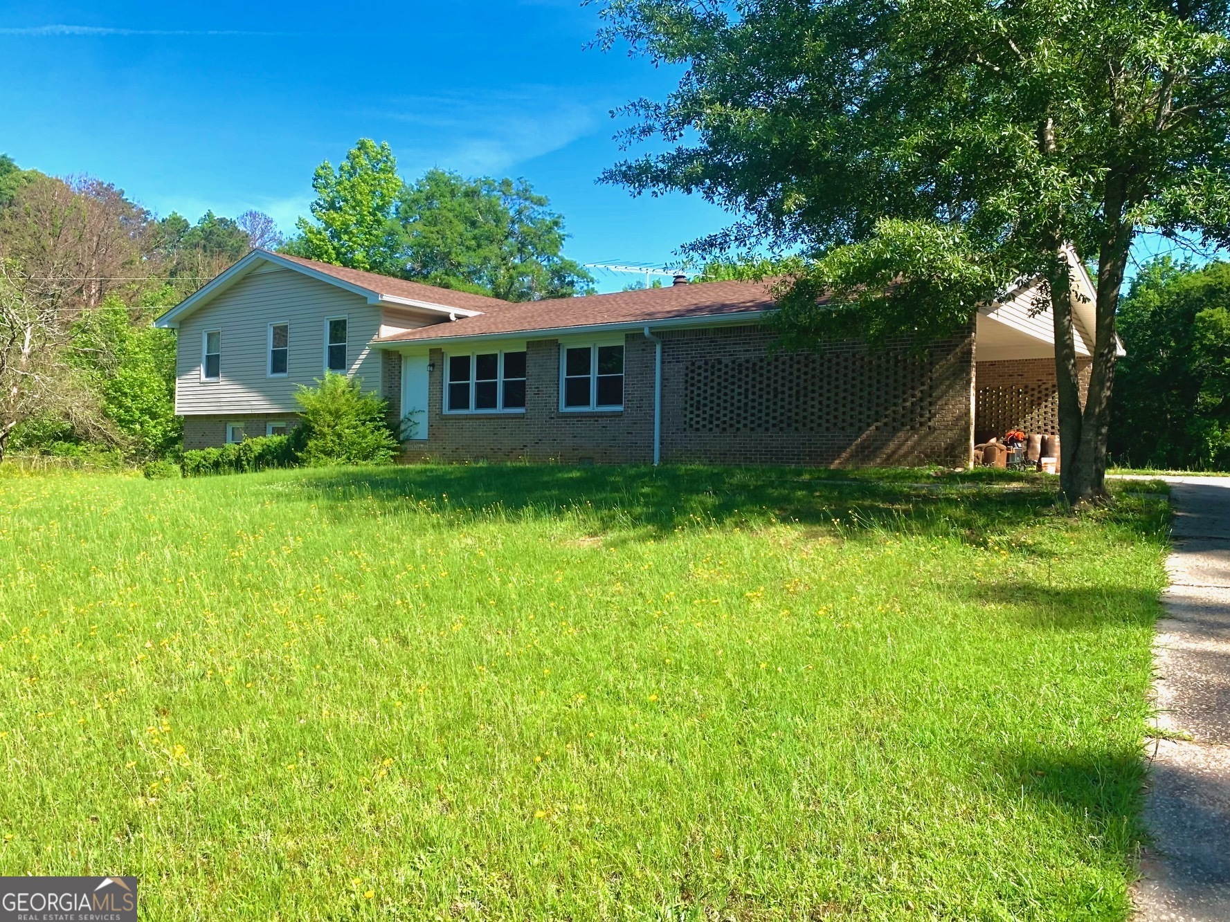 a view of a house with backyard and garden