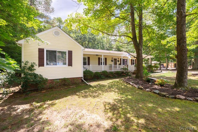 a view of a house with a yard