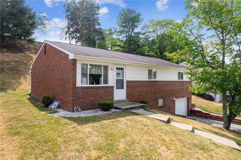 a view of a house with a yard