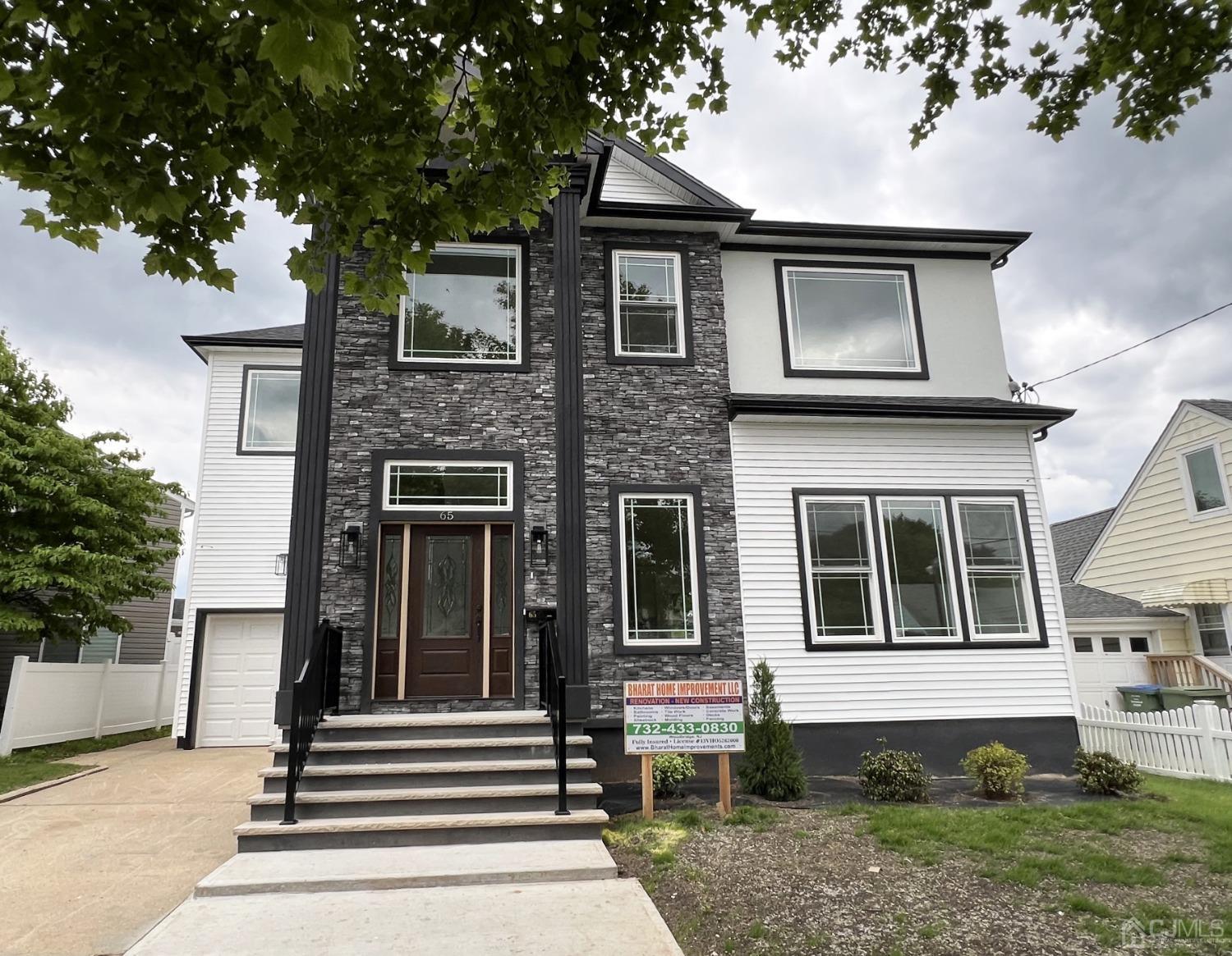 a view of front of a house with a yard