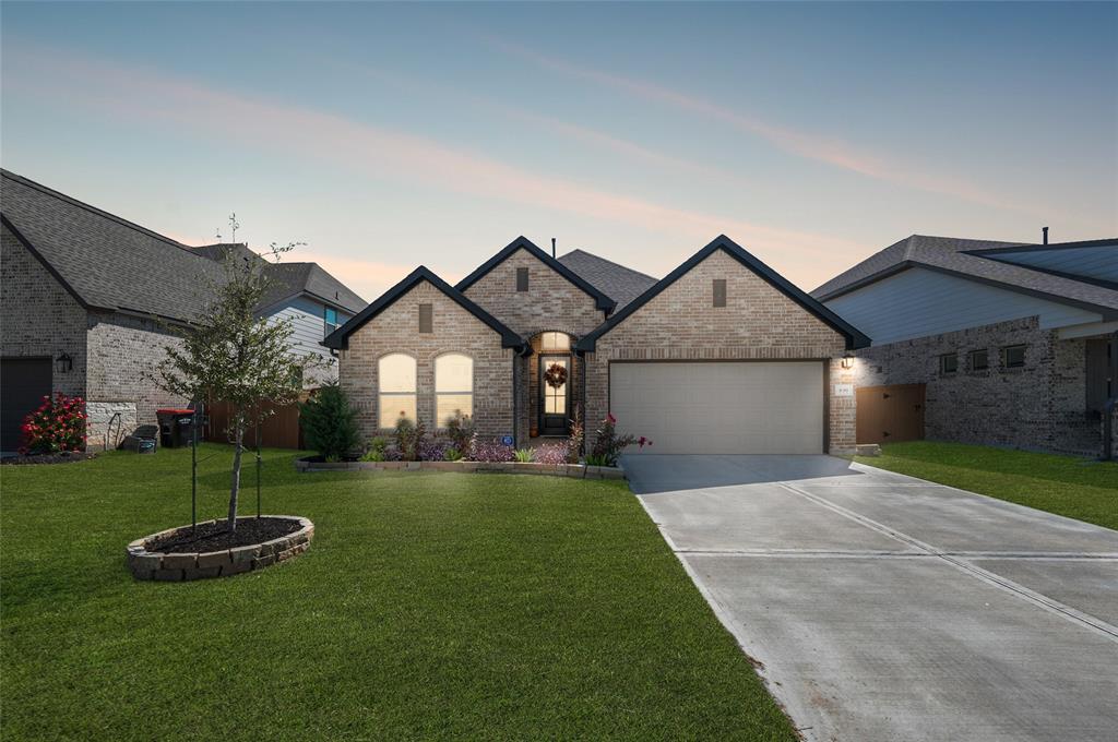 a view of a front of house with a yard