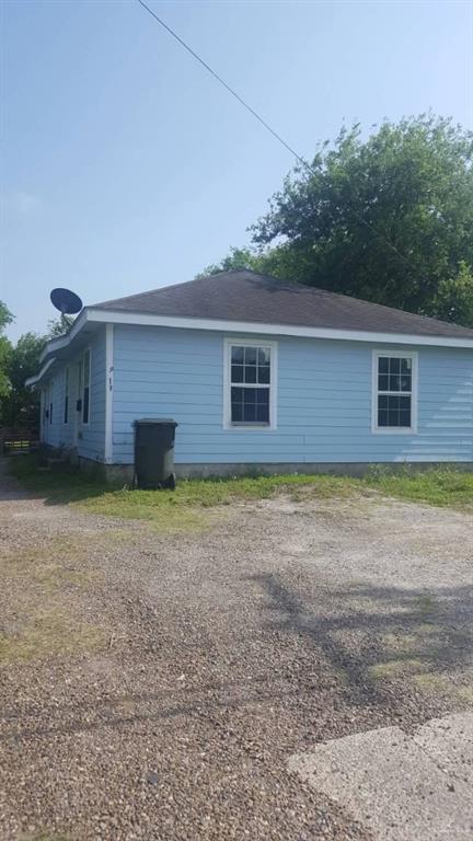 a view of a house with a backyard