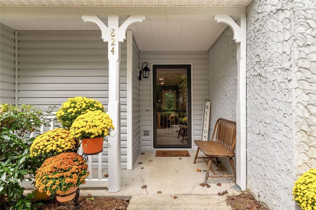 a view of entryway with patio