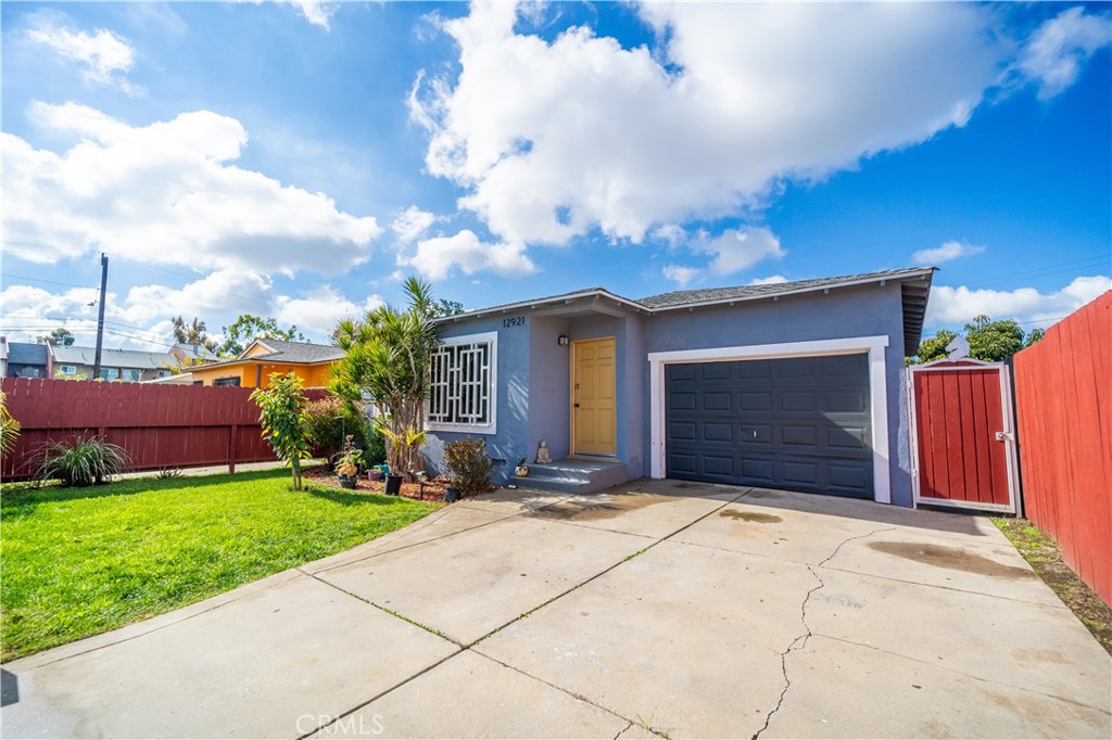 a view of a house with yard and garage