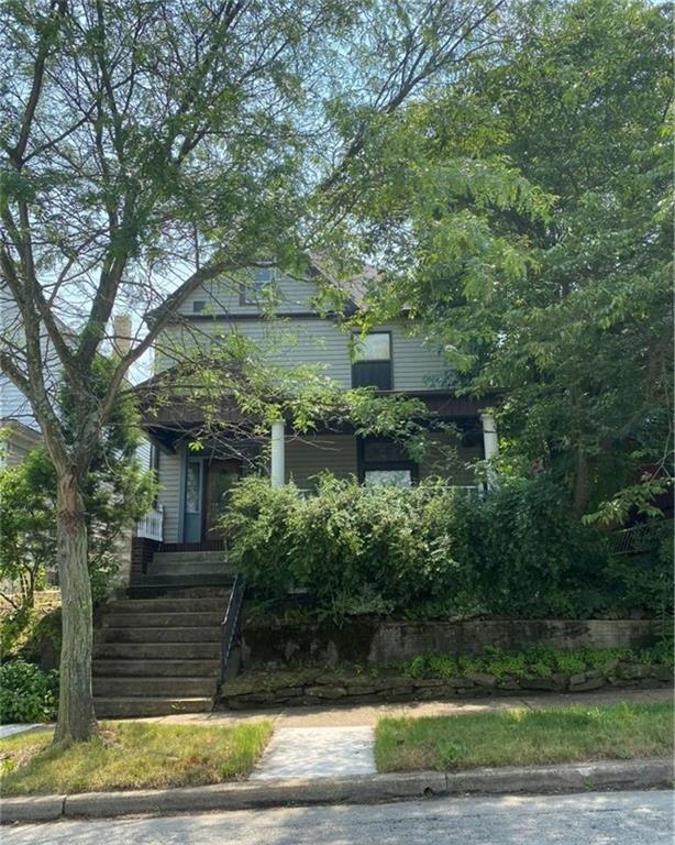 a view of a yard in front of house