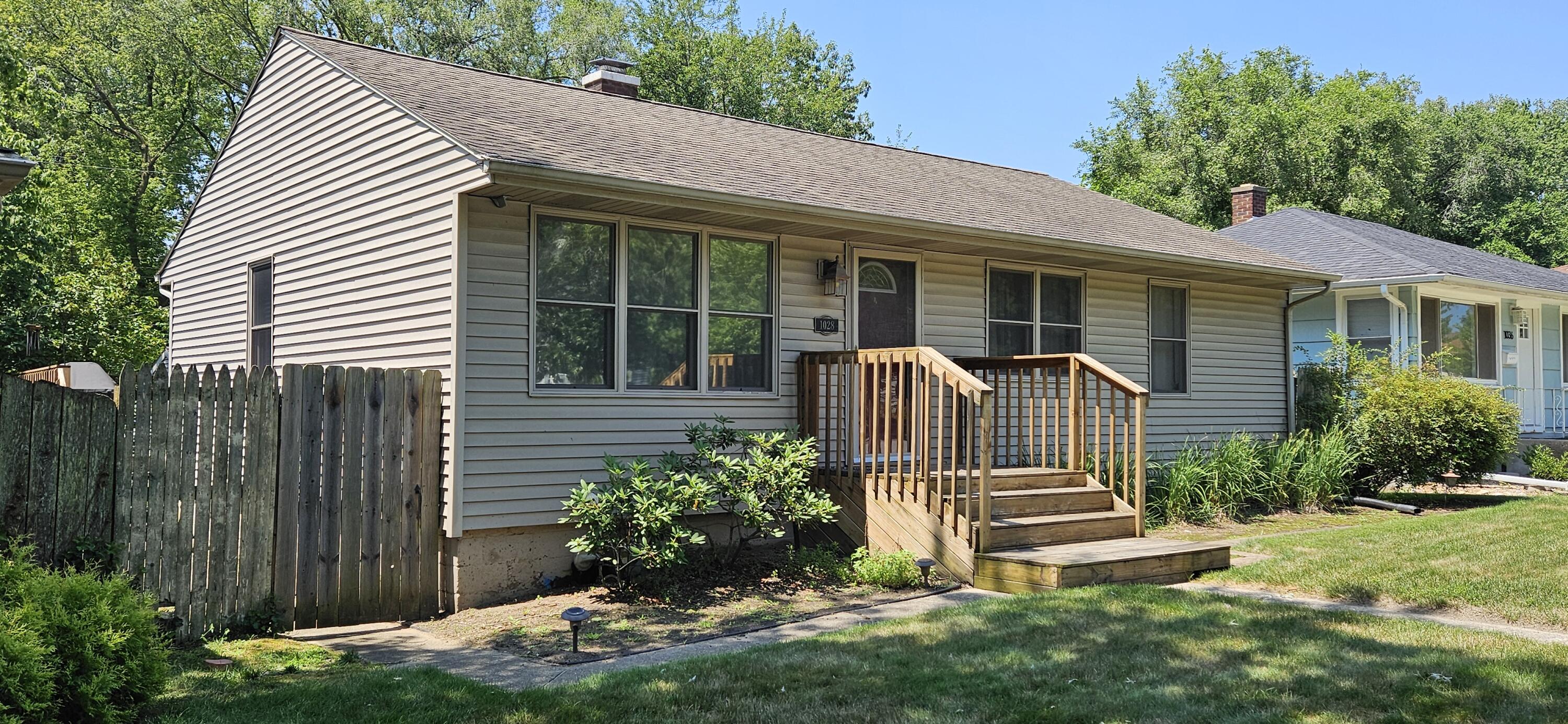 a view of a house with backyard and a garden