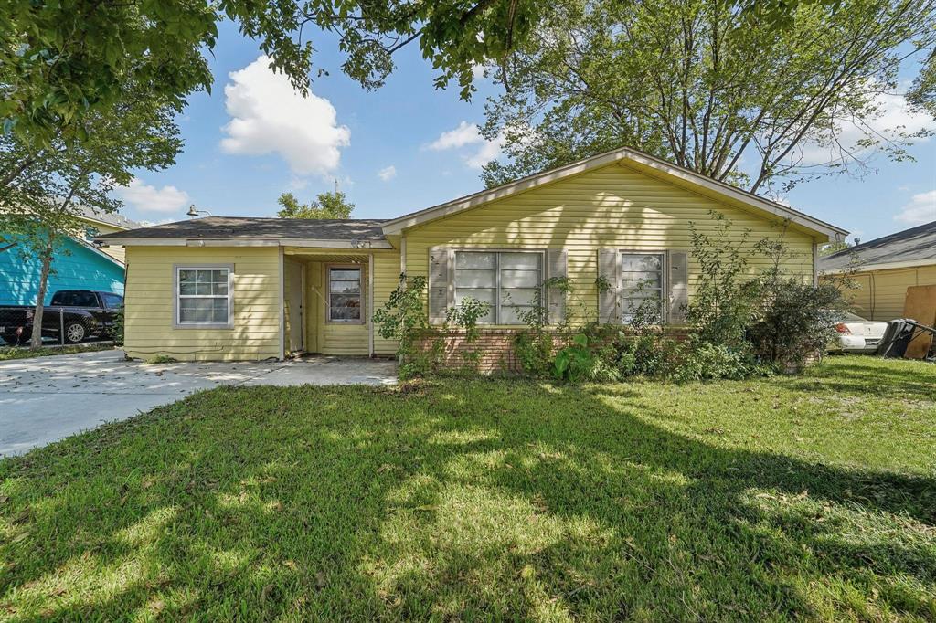 a view of house with yard