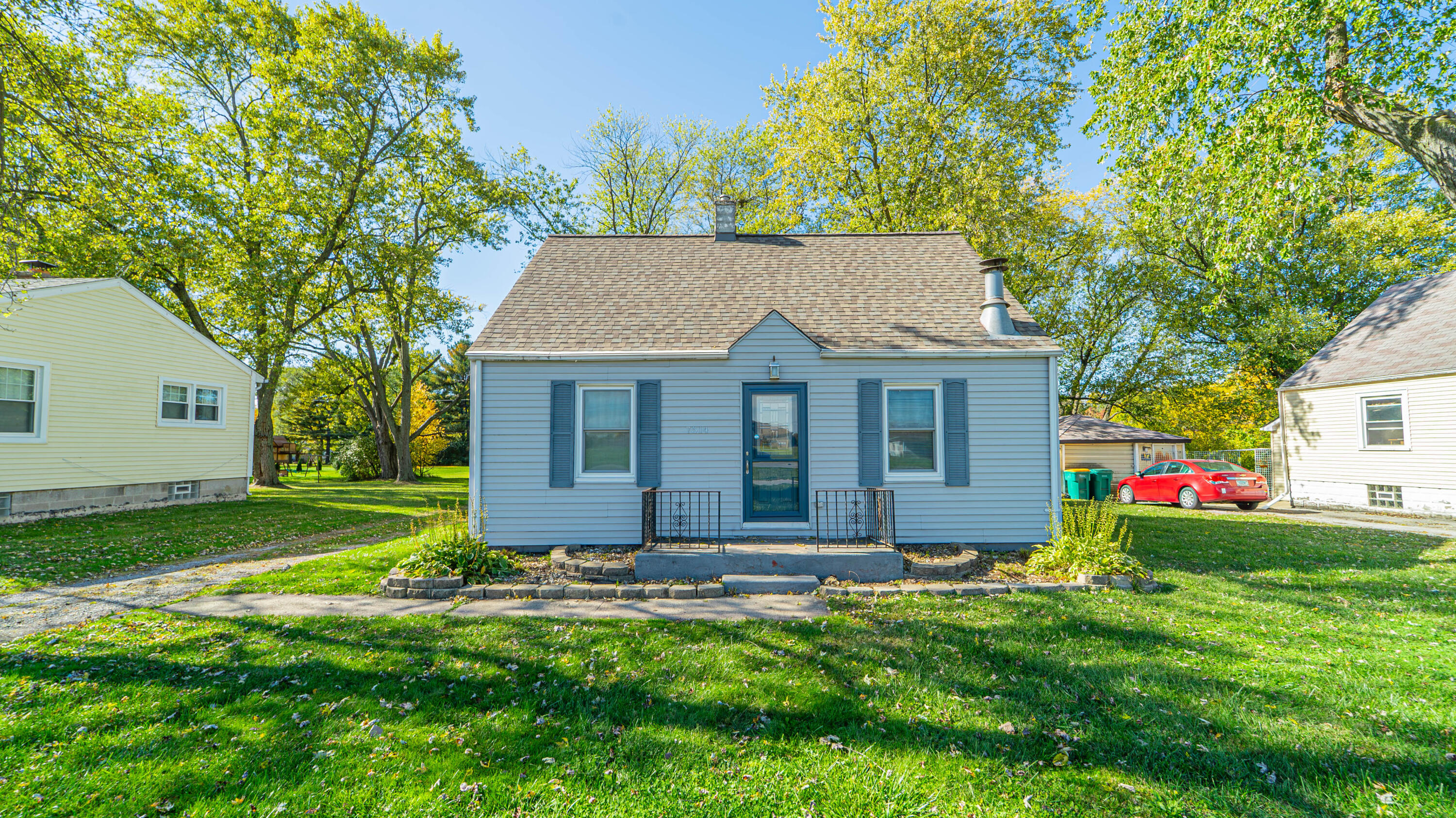 a view of a house with yard and tree s