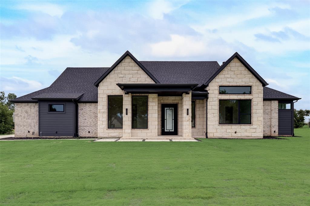 a view of a house with backyard