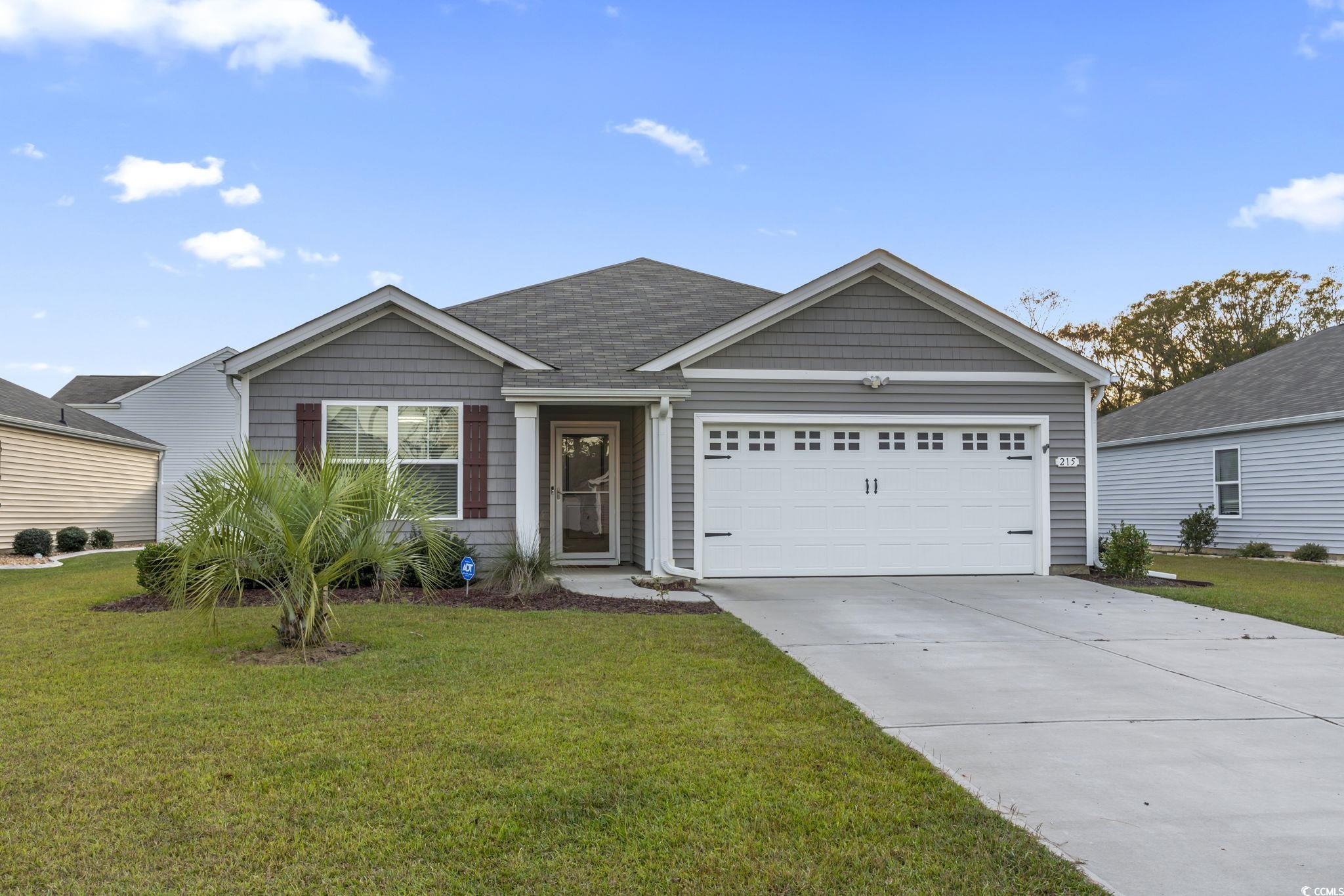 View of front facade featuring a front lawn and a