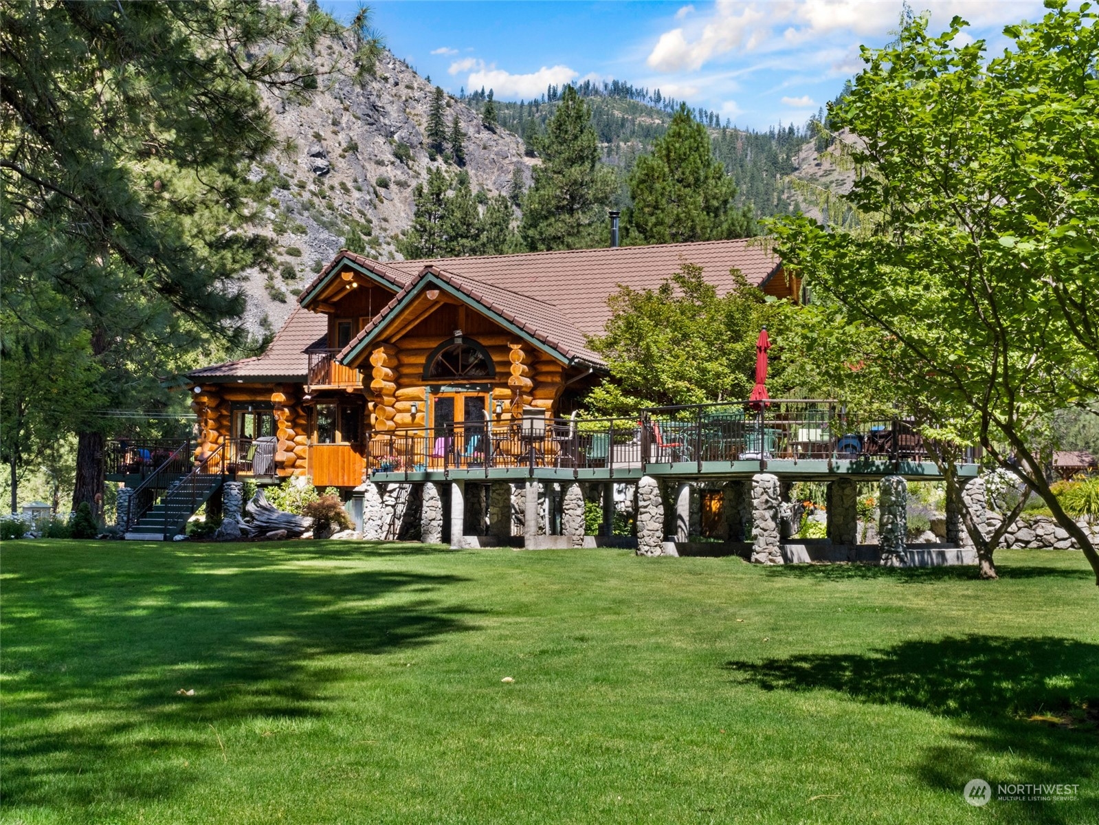 a view of a house with a big yard