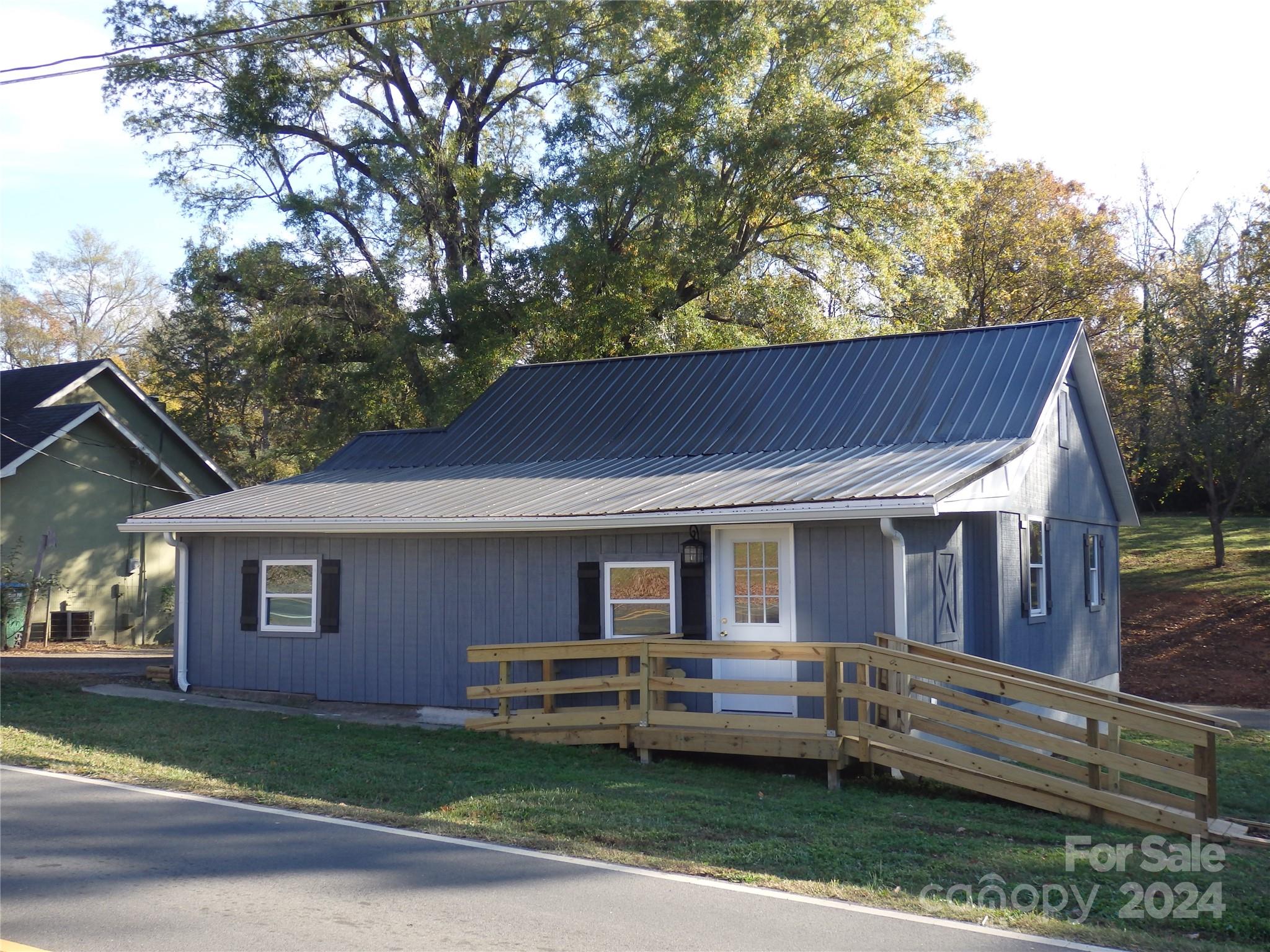 a view of a house with a yard